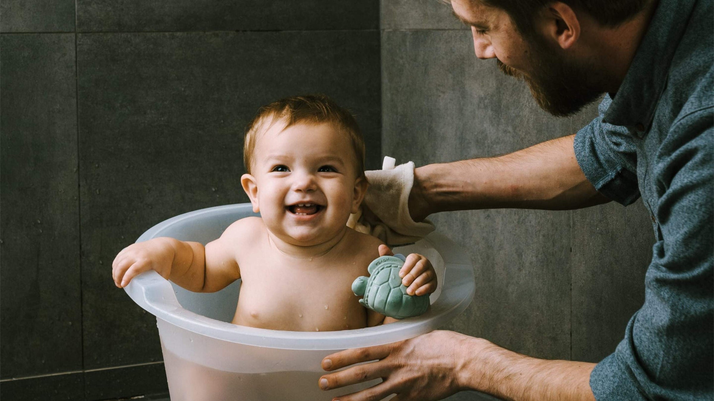 Shampoo e lozione corpo e spazzola capelli e vaschetta bagno per neonati