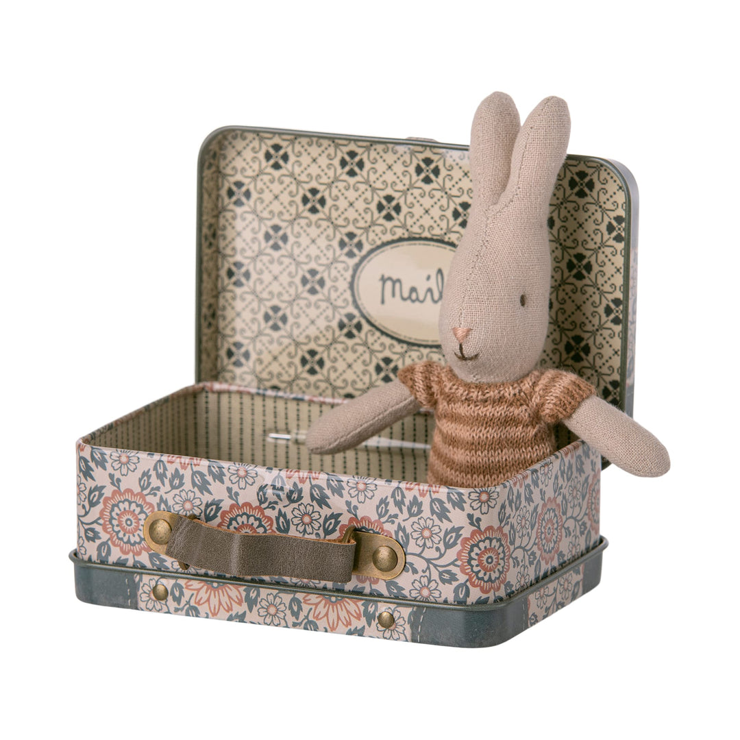 Coniglio bebè in mini valigia, Rabbit Micro, Marron/Dark powder Maileg