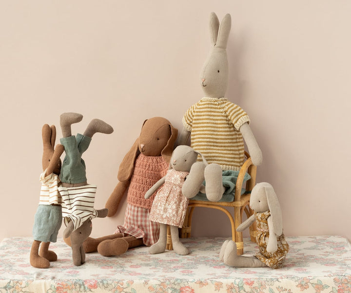 Maileg | Coniglio con felpa e pantaloncini, Size 2, Rabbit shirt