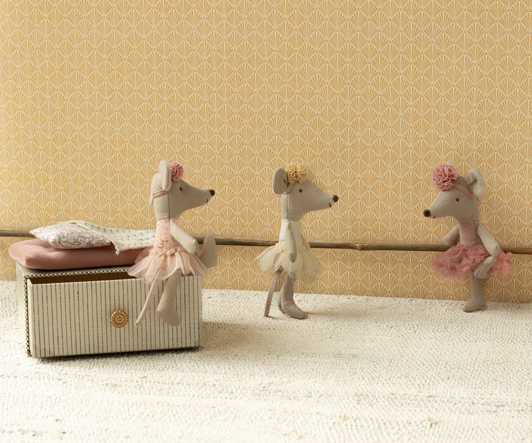White Ballerina Mouse, Little Sister