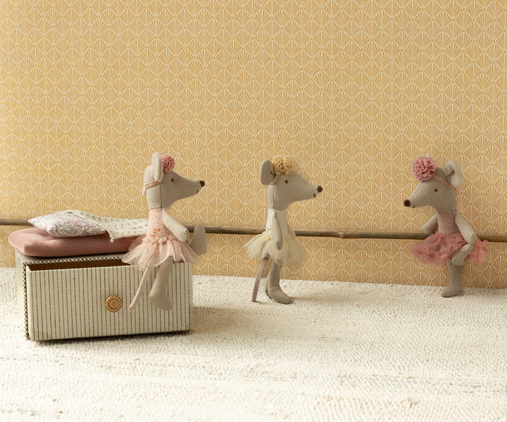 White Ballerina Mouse, Little Sister