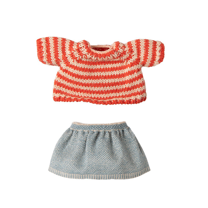 Clothes for big sister mouse, Sweater and skirt