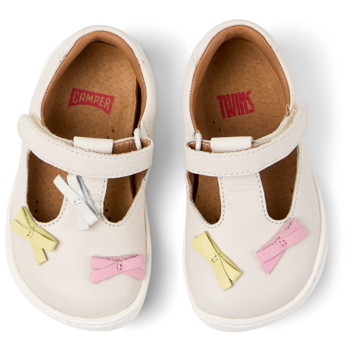 Sandali chiusi con cinturino a T in pelle bianco con fiocchi