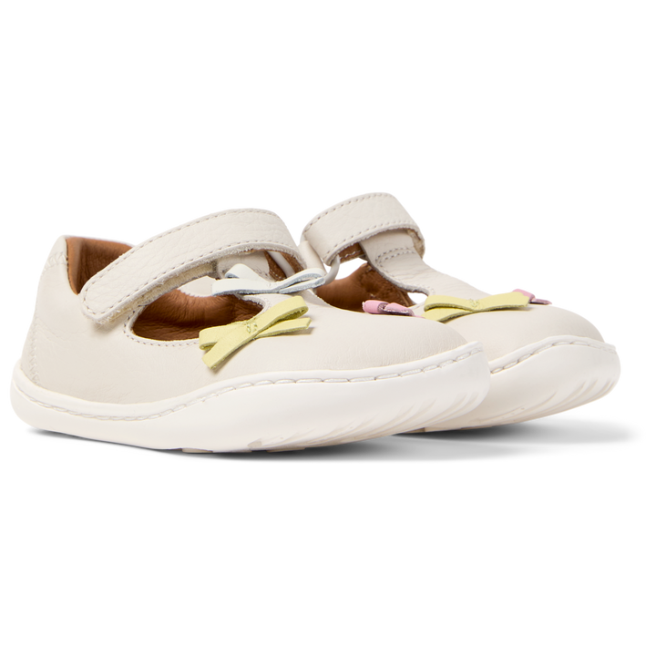Sandali chiusi con cinturino a T in pelle bianco con fiocchi