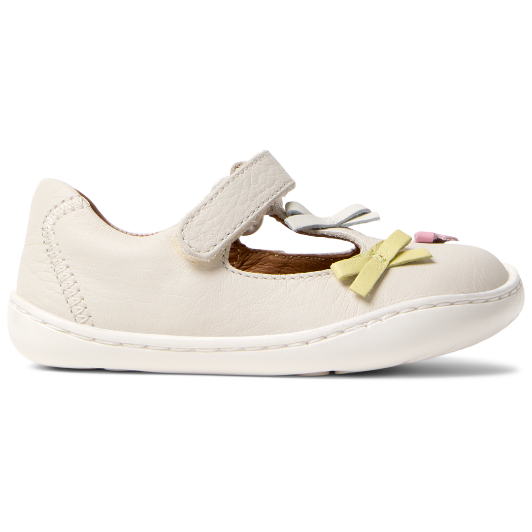 Sandali chiusi con cinturino a T in pelle bianco con fiocchi
