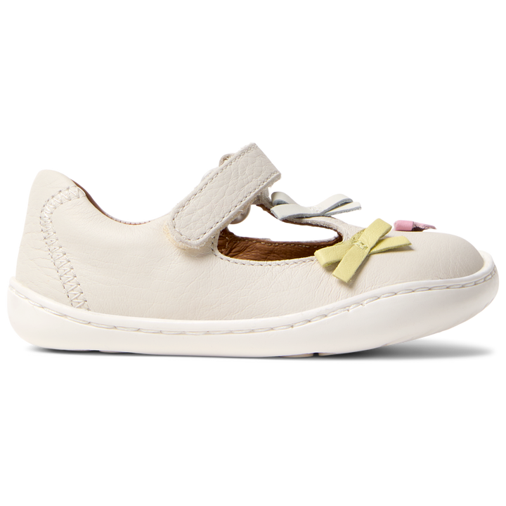 Sandali chiusi con cinturino a T in pelle bianco con fiocchi