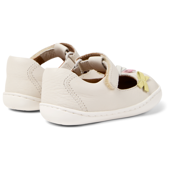 Sandali chiusi con cinturino a T in pelle bianco con fiocchi