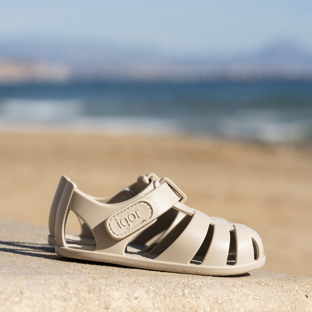 Barefoot concept beach sandals, Arena