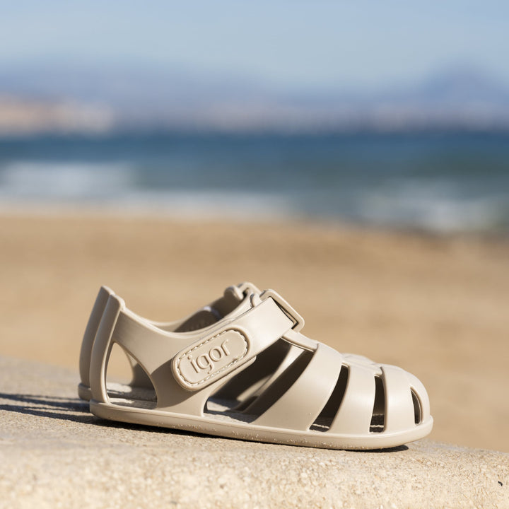 Barefoot concept beach sandals, Arena