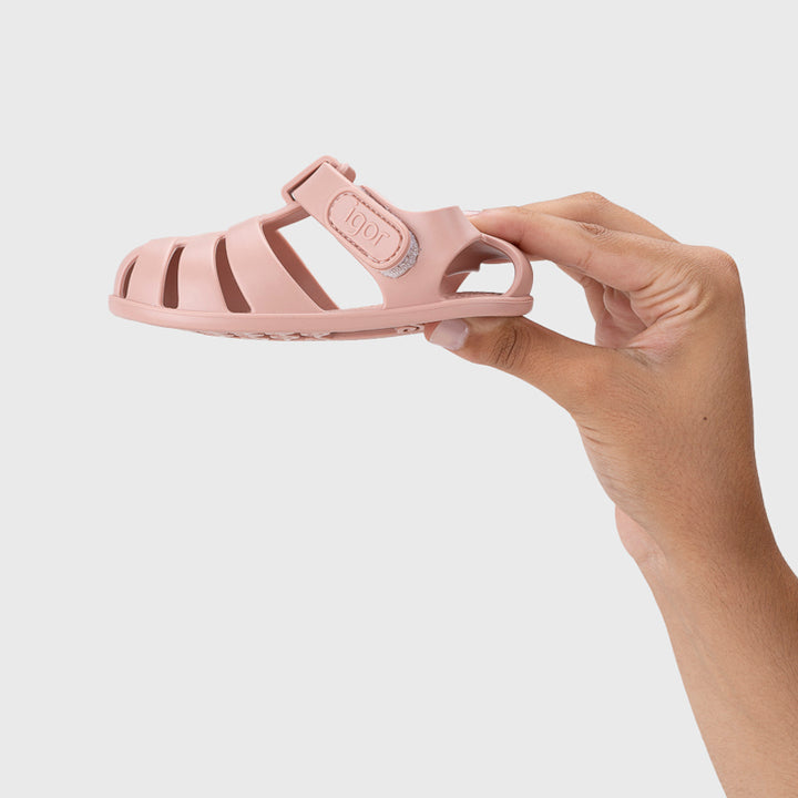 Sandali da spiaggia concetto barefoot, Blush
