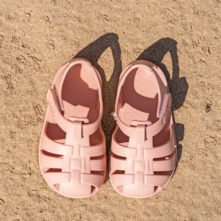 Sandali da spiaggia concetto barefoot, Blush