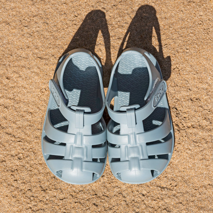 Sandali da spiaggia concetto barefoot, Oceano