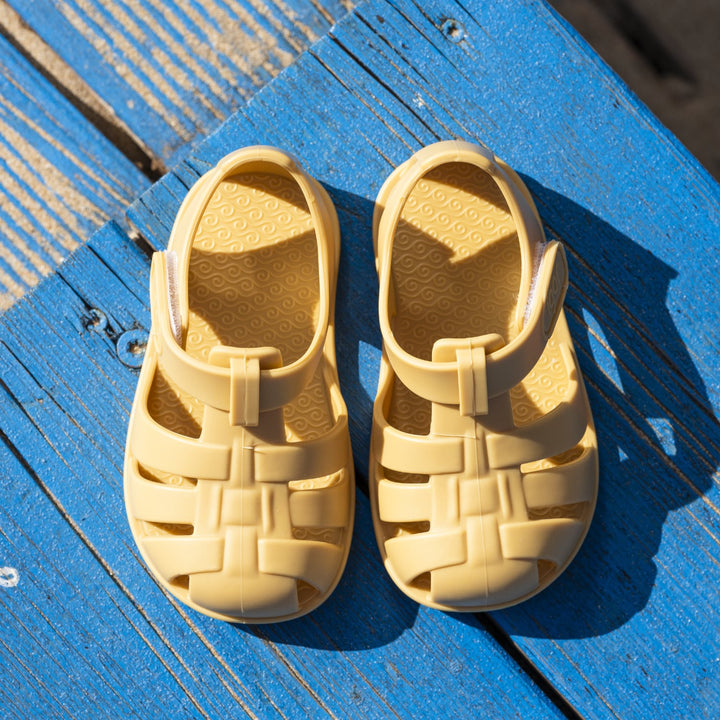 Sandali da spiaggia concetto barefoot, Giallo