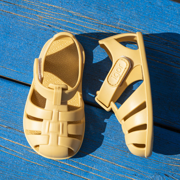 Sandali da spiaggia concetto barefoot, Giallo