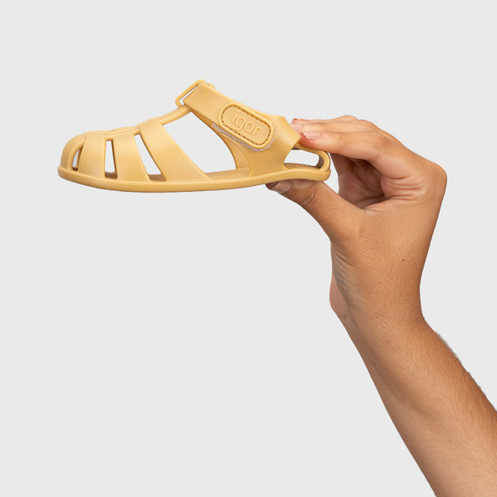 Sandali da spiaggia concetto barefoot, Giallo
