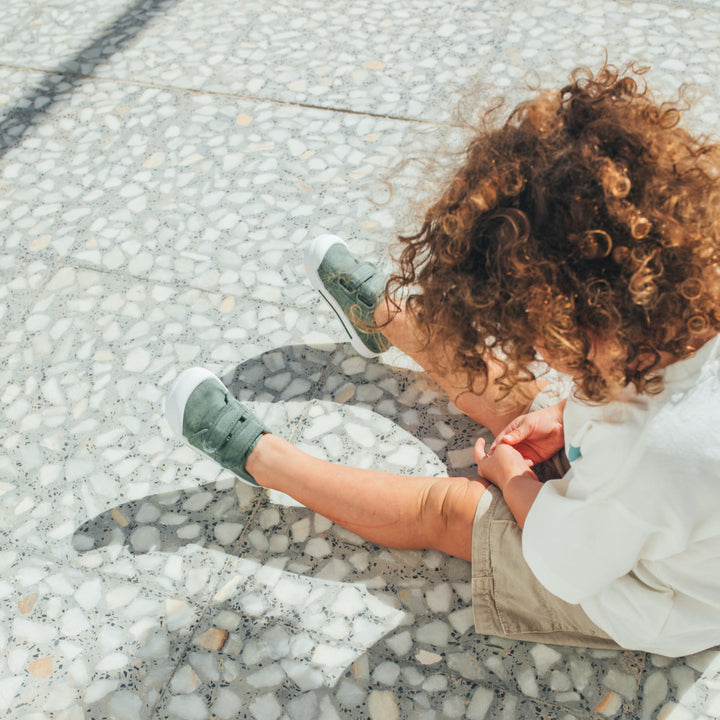 Scarpe in tela concetto barefoot, Kaki