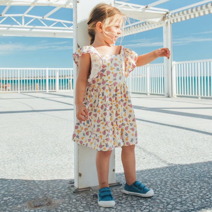 Scarpe in tela concetto barefoot, Jeans