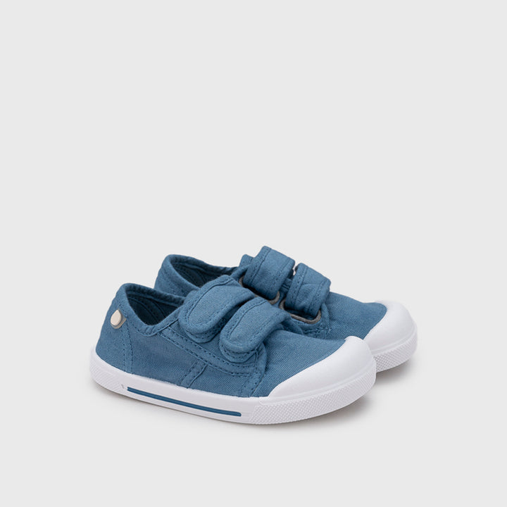 Scarpe in tela concetto barefoot, Jeans