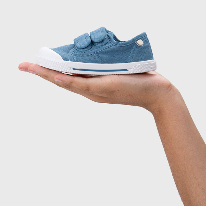 Scarpe in tela concetto barefoot, Jeans