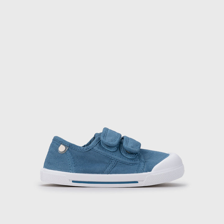 Scarpe in tela concetto barefoot, Jeans