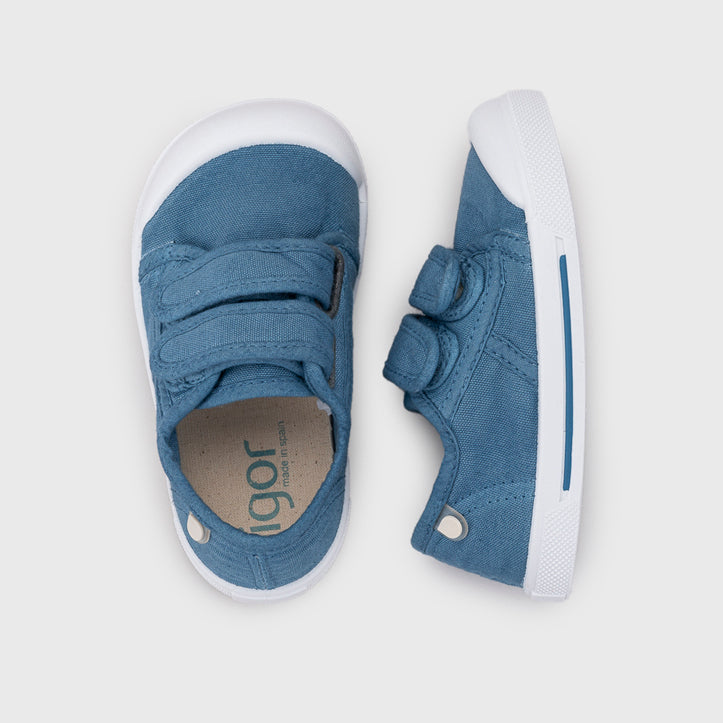 Scarpe in tela concetto barefoot, Jeans