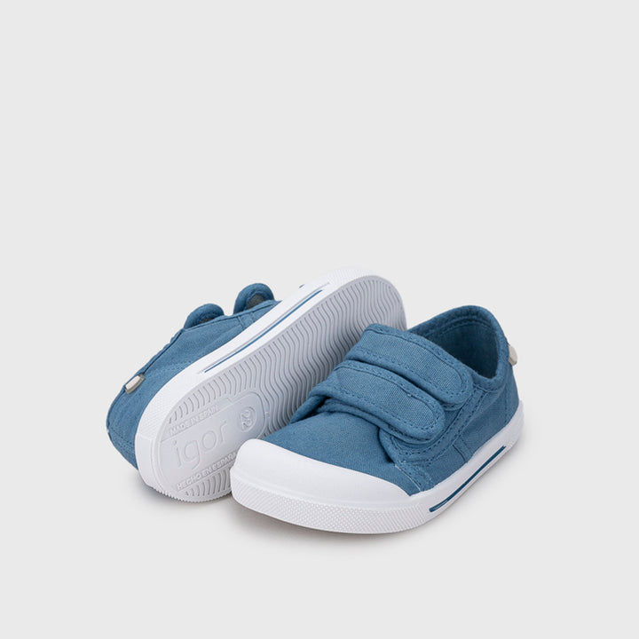 Scarpe in tela concetto barefoot, Jeans