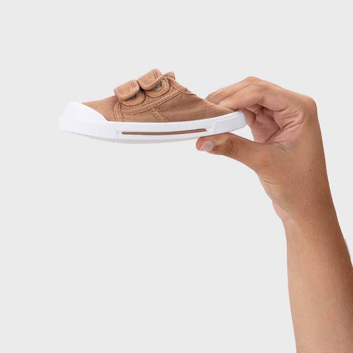 Scarpe in tela concetto barefoot, Cannella