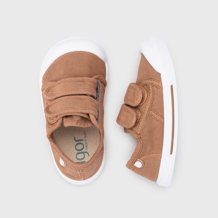 Scarpe in tela concetto barefoot, Cannella