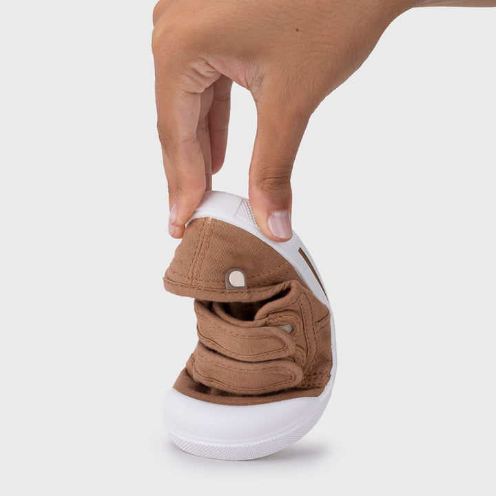 Scarpe in tela concetto barefoot, Cannella