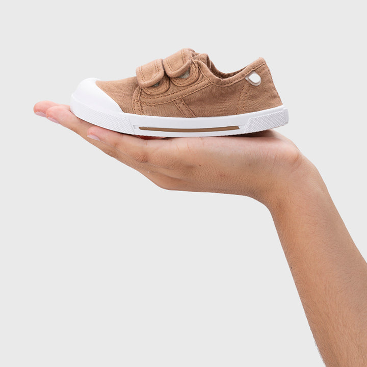 Scarpe in tela concetto barefoot, Cannella