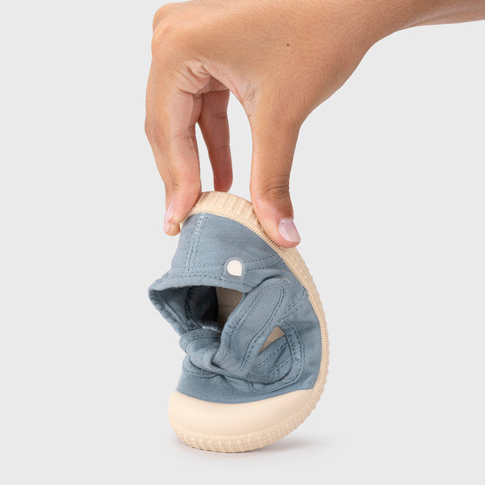 Scarpe aperte in tela concetto barefoot, Oceano