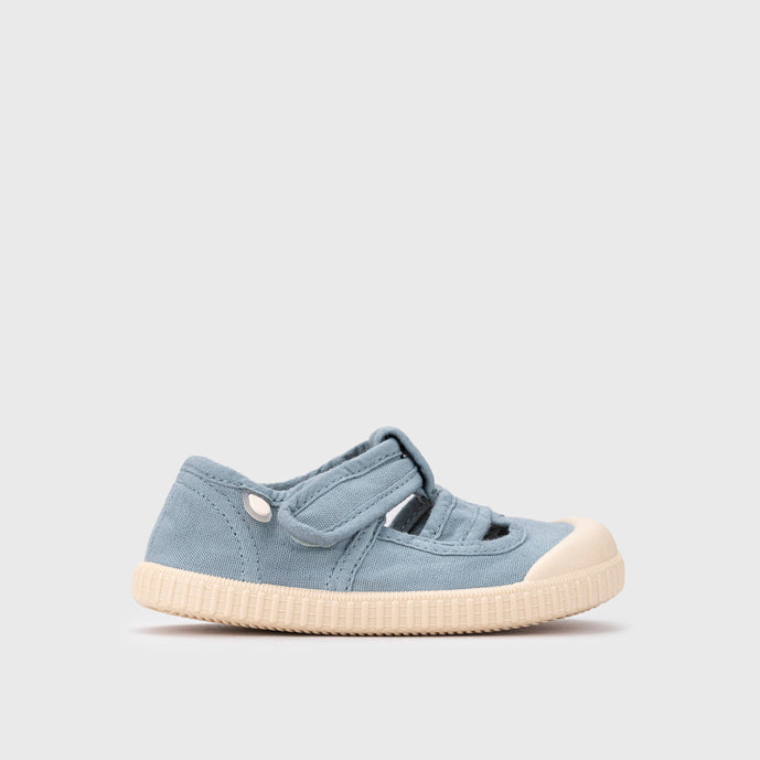 Scarpe aperte in tela concetto barefoot, Oceano