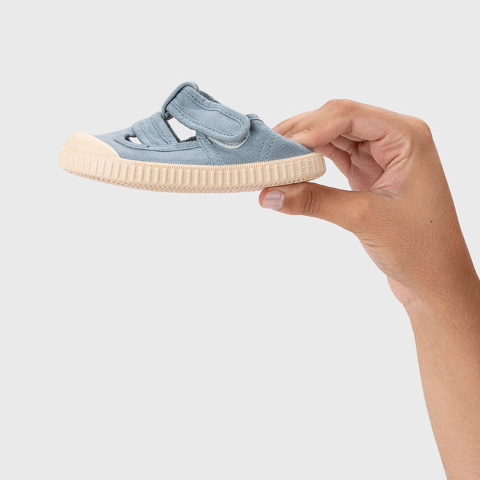 Scarpe aperte in tela concetto barefoot, Oceano