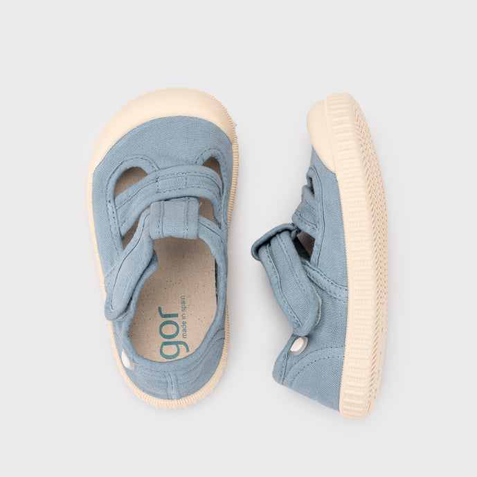 Scarpe aperte in tela concetto barefoot, Oceano