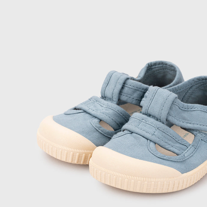 Scarpe aperte in tela concetto barefoot, Oceano