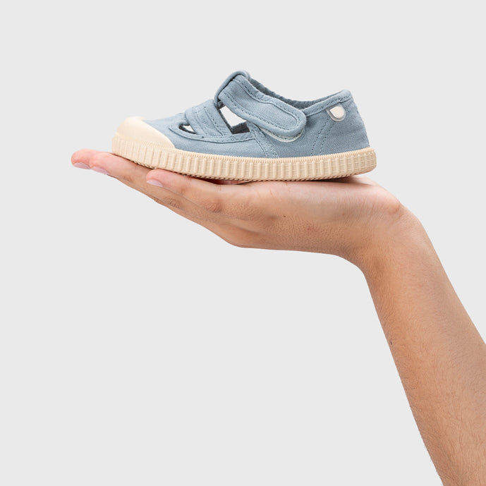 Scarpe aperte in tela concetto barefoot, Oceano