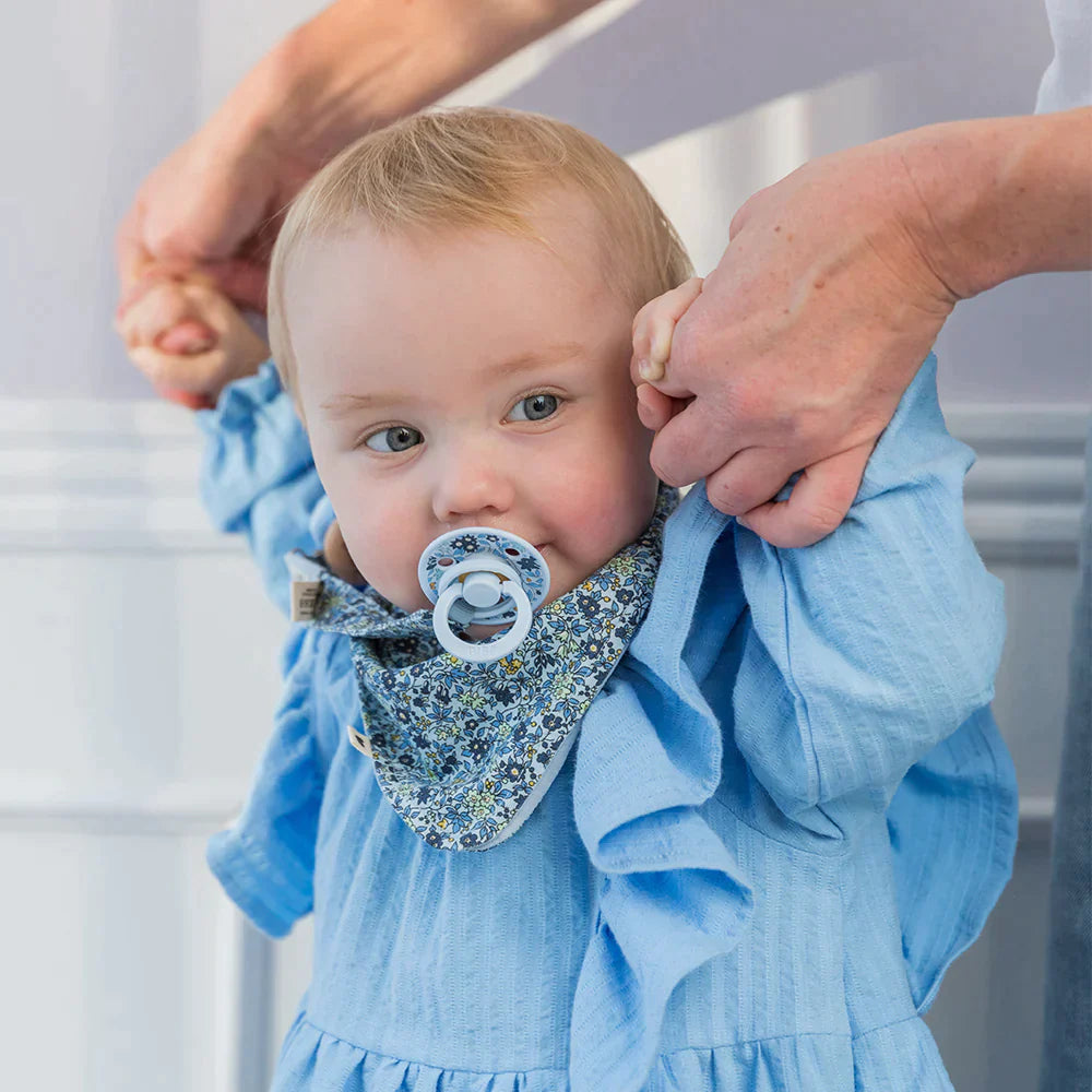 Bavaglino bandana cotone bio, Liberty Chamomile lawn baby blue | Bibs