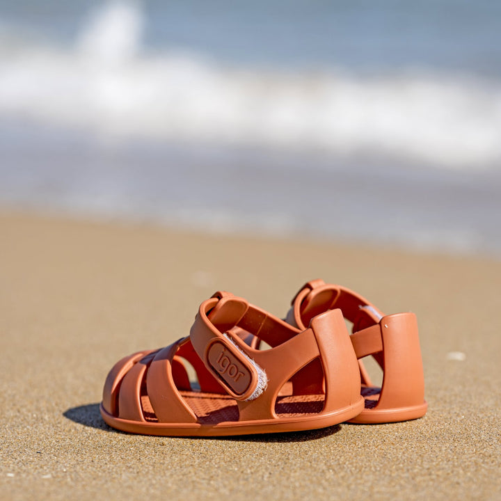 Sandali da spiaggia concetto barefoot, Terracotta