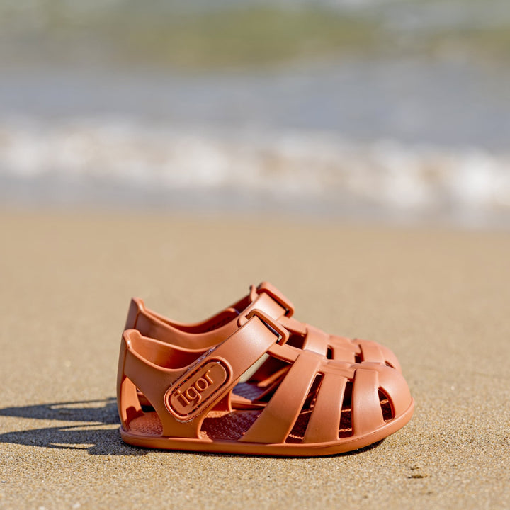 Sandali da spiaggia concetto barefoot, Terracotta