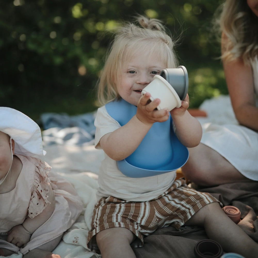 Mushie | Bavaglio Silicone Baby Bib Powder Blue