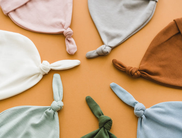Cappellino bebè con nodo Naturale